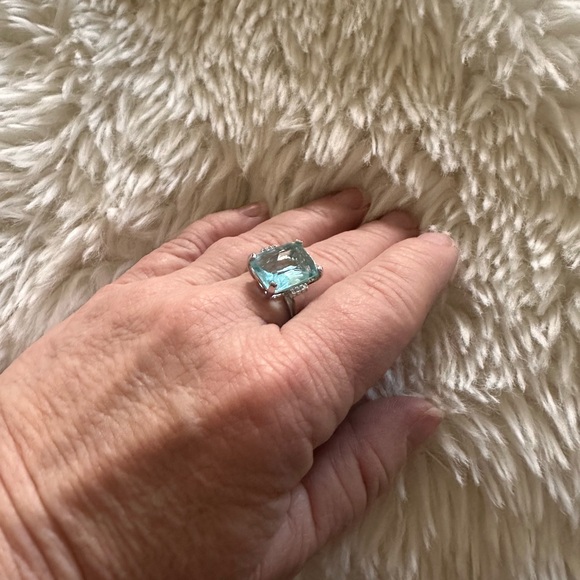 Elegant Silver and Blue Gemstone Ring - Picture 7 of 7